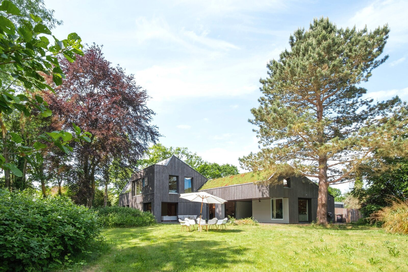 Vooraanzicht met terras